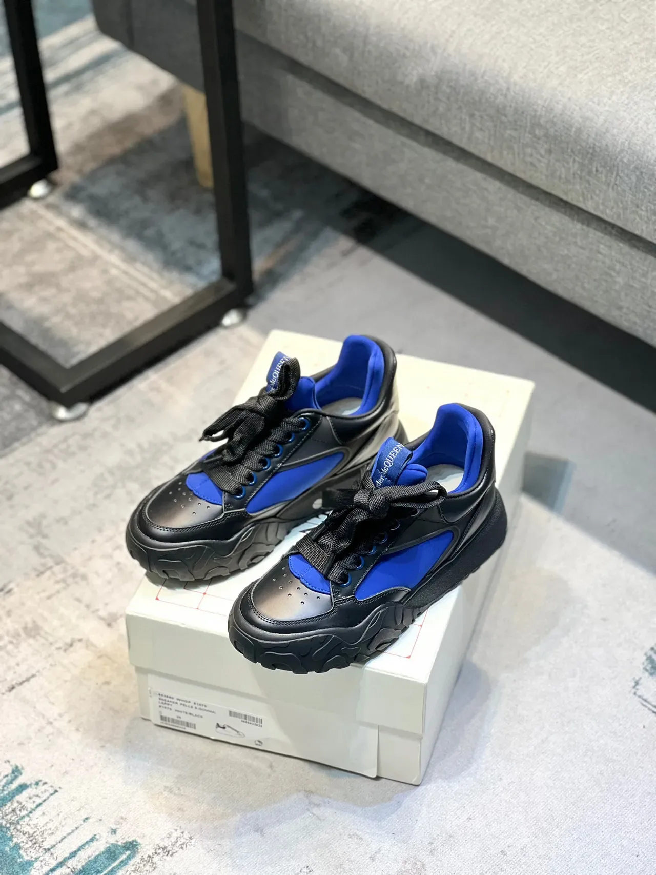 Alexander McQueen Sneakers oversized noir et bleu royal lifestyle sneakers 7