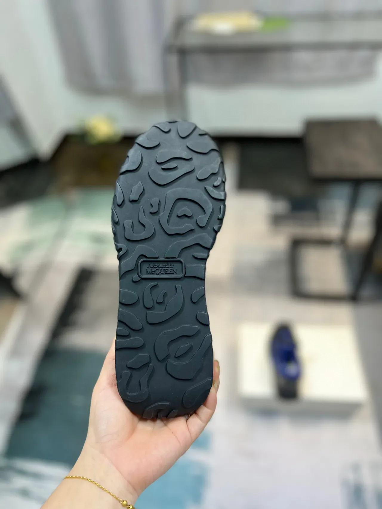 Alexander McQueen Sneakers oversized noir et bleu royal lifestyle sneakers 8