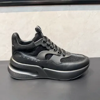 Alexander McQueen ओवरसाइज्ड काला चंक स्नीकर