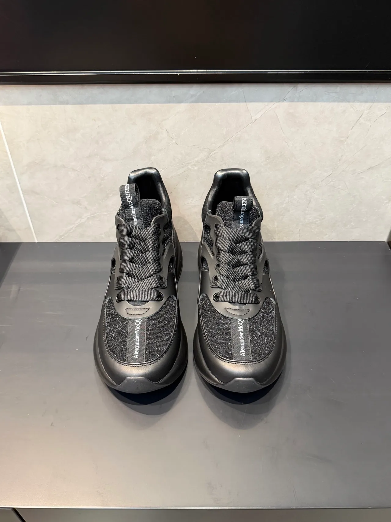 Alexander McQueen ओवरसाइज्ड काला चंक स्नीकर 2