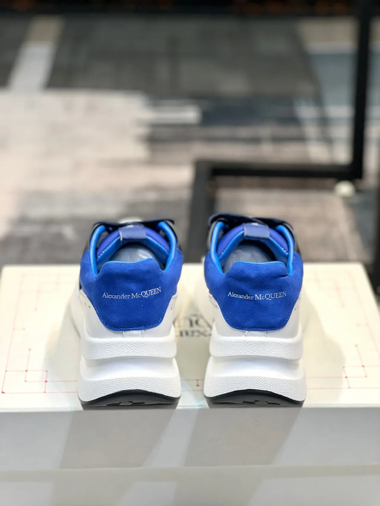 Alexander McQueen 蓝白超大厚底运动鞋 2