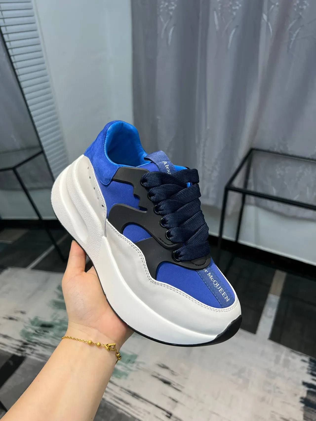 Alexander McQueen 蓝白超大厚底运动鞋 6