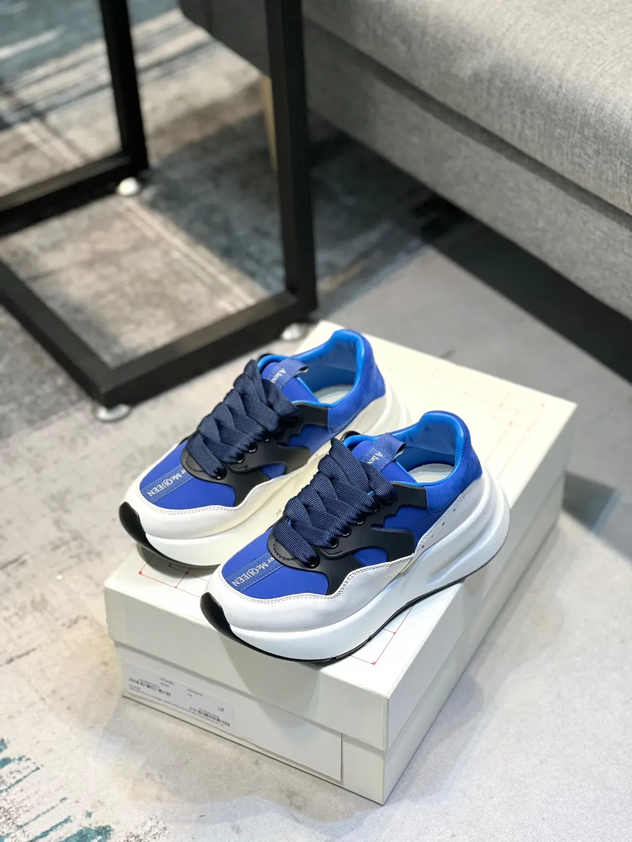 Alexander McQueen 蓝白超大厚底运动鞋 7