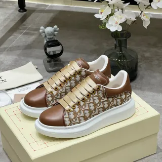 Alexander McQueen भूरा और बेज Monogram ओवरसाइज्ड लाइफस्टाइल स्नीकर