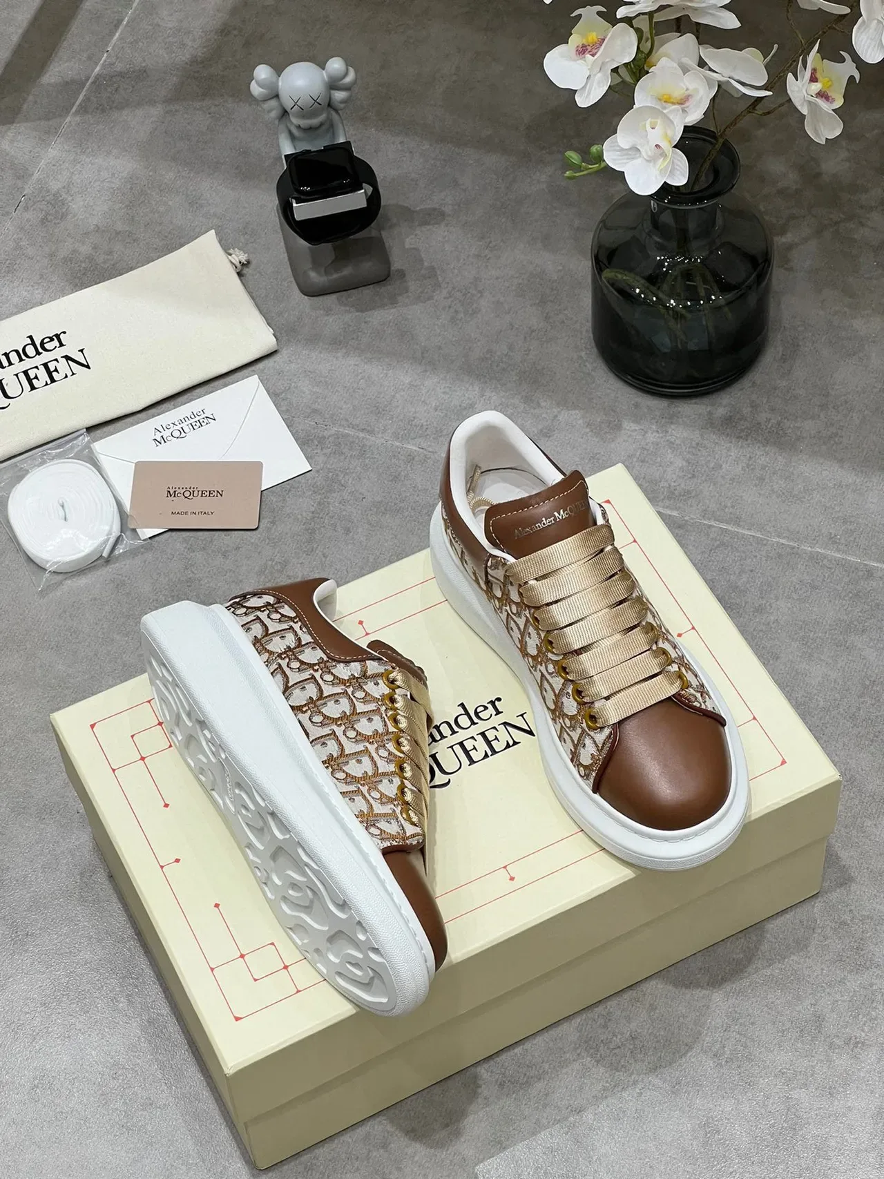 Alexander McQueen Chaussures oversized marron et beige Monogram Lifestyle Sneakers 2