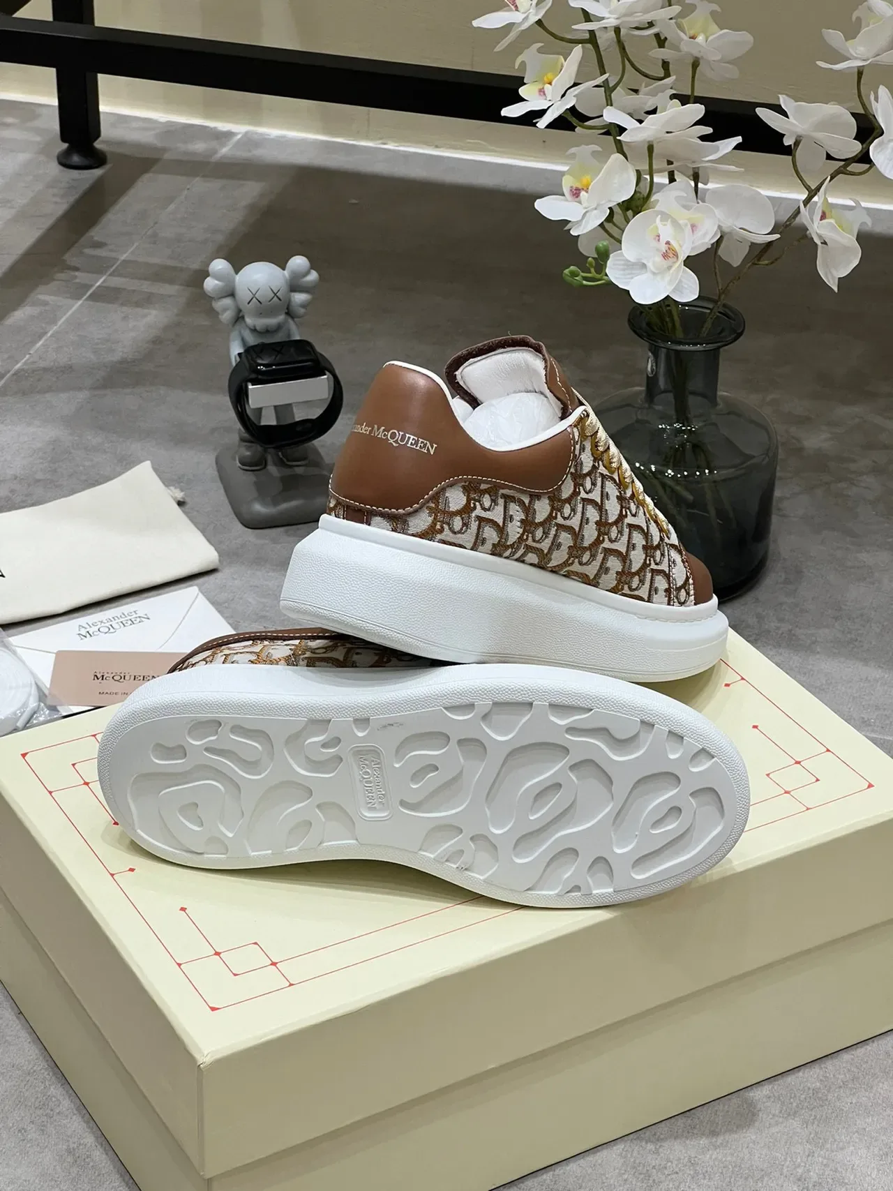 Alexander McQueen Chaussures oversized marron et beige Monogram Lifestyle Sneakers 3