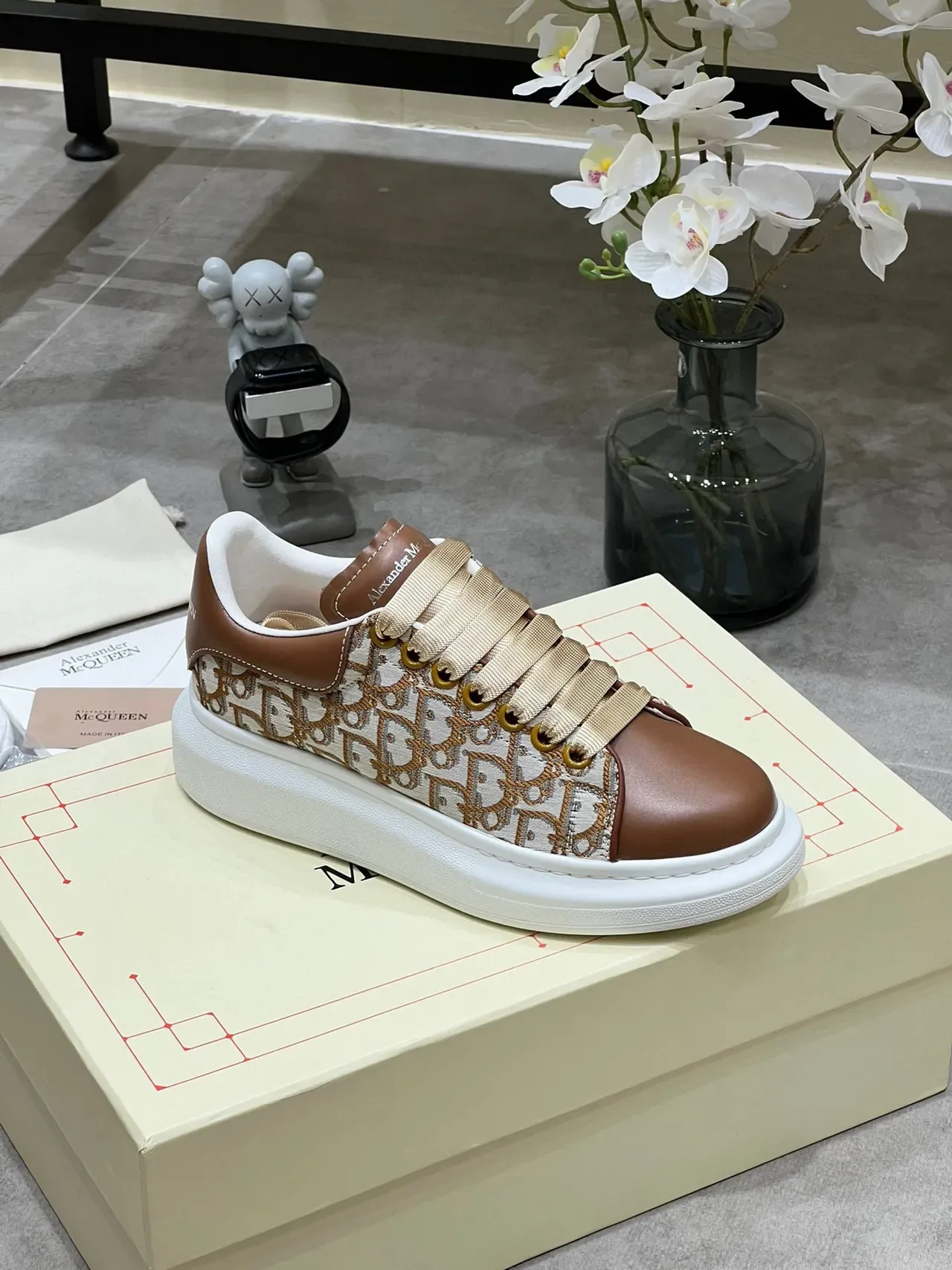 Alexander McQueen Chaussures oversized marron et beige Monogram Lifestyle Sneakers 4