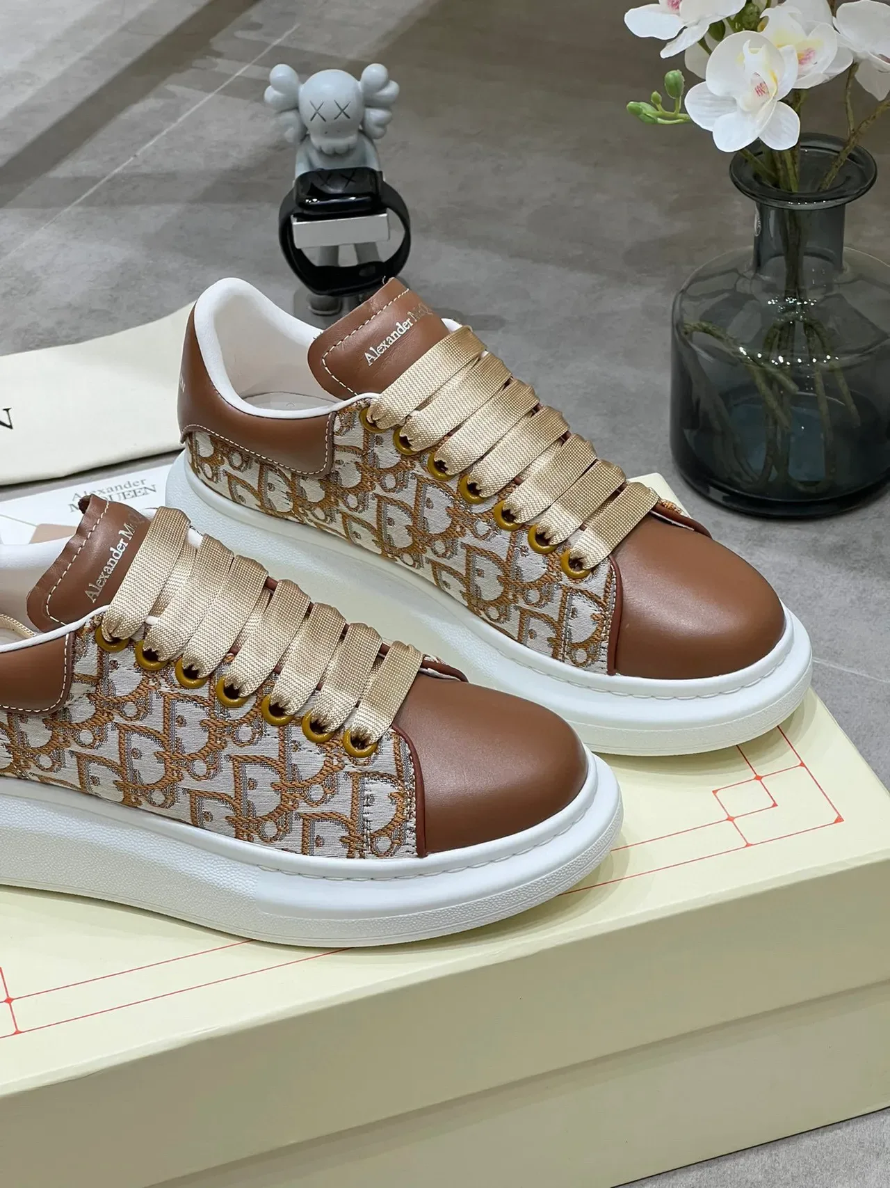 Alexander McQueen Chaussures oversized marron et beige Monogram Lifestyle Sneakers 5