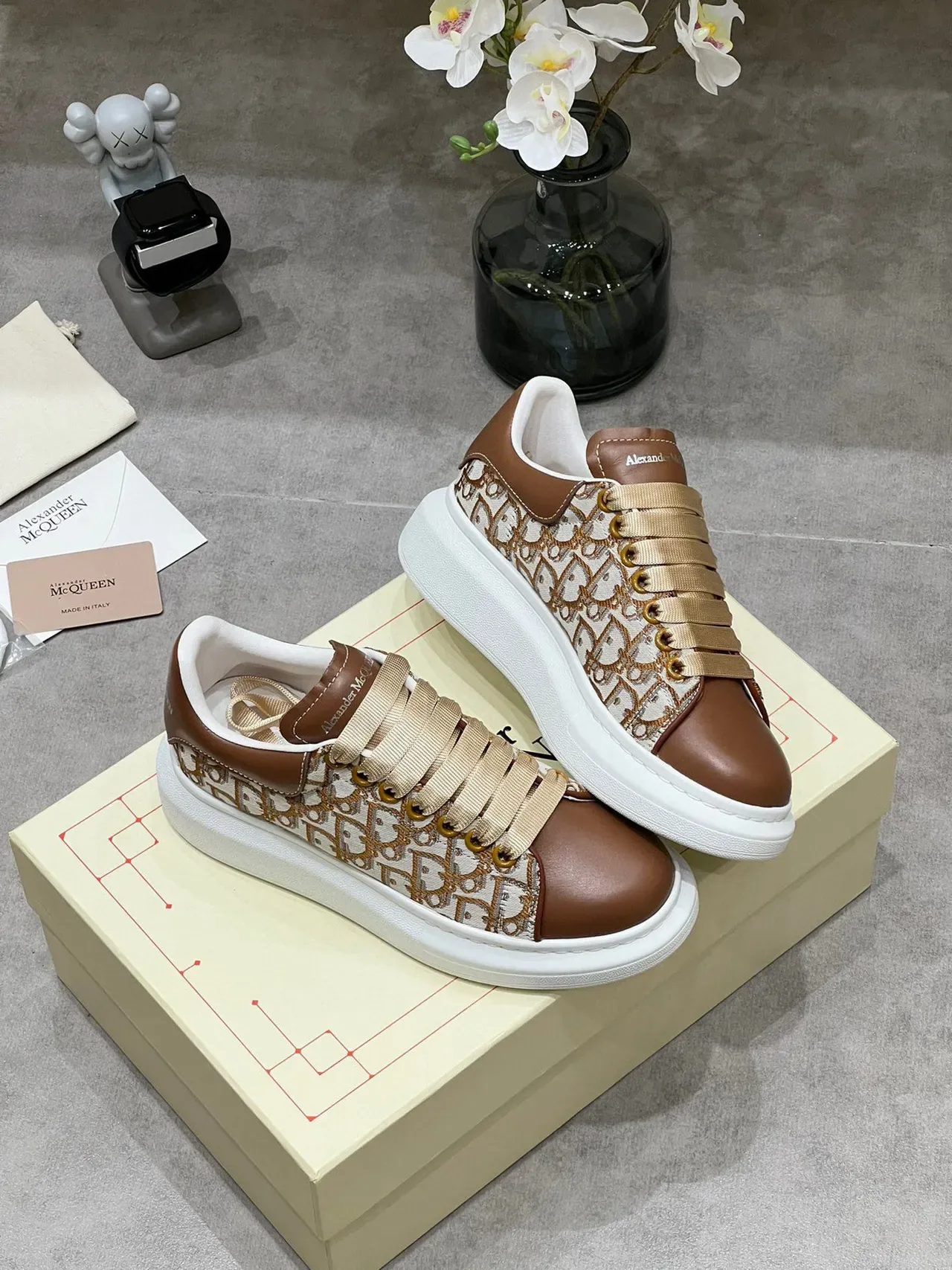 Alexander McQueen Chaussures oversized marron et beige Monogram Lifestyle Sneakers 6
