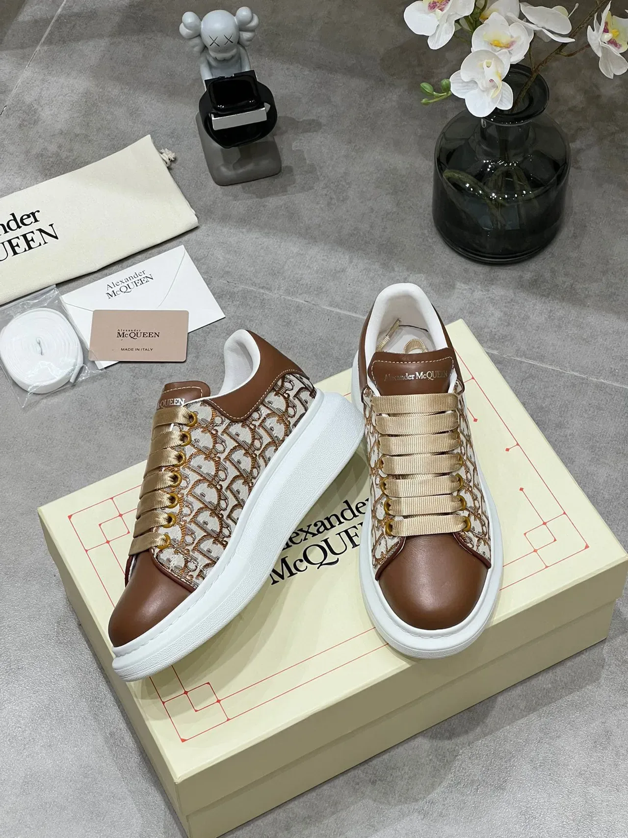 Alexander McQueen Chaussures oversized marron et beige Monogram Lifestyle Sneakers 7