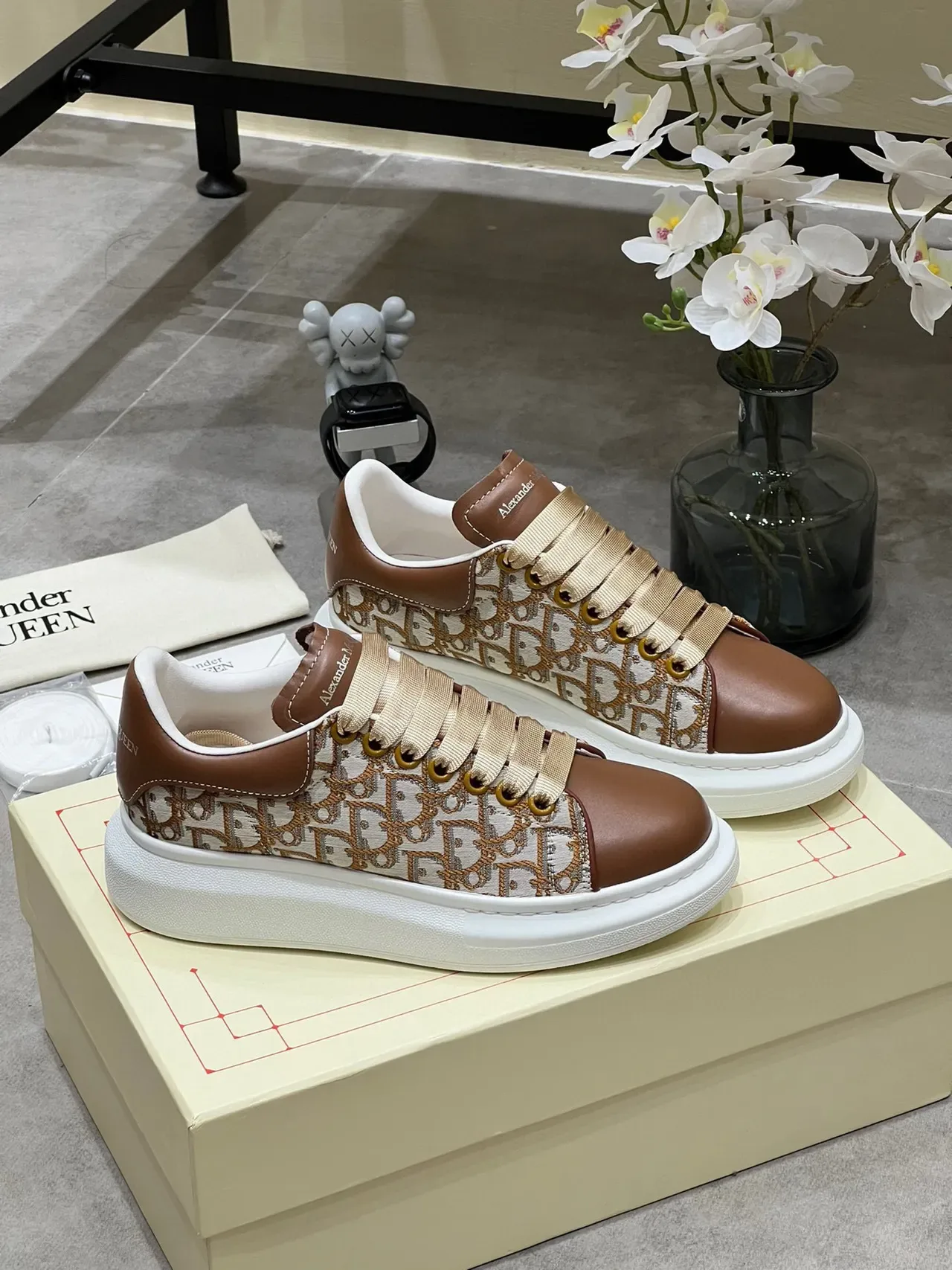 Alexander McQueen Chaussures oversized marron et beige Monogram Lifestyle Sneakers 8