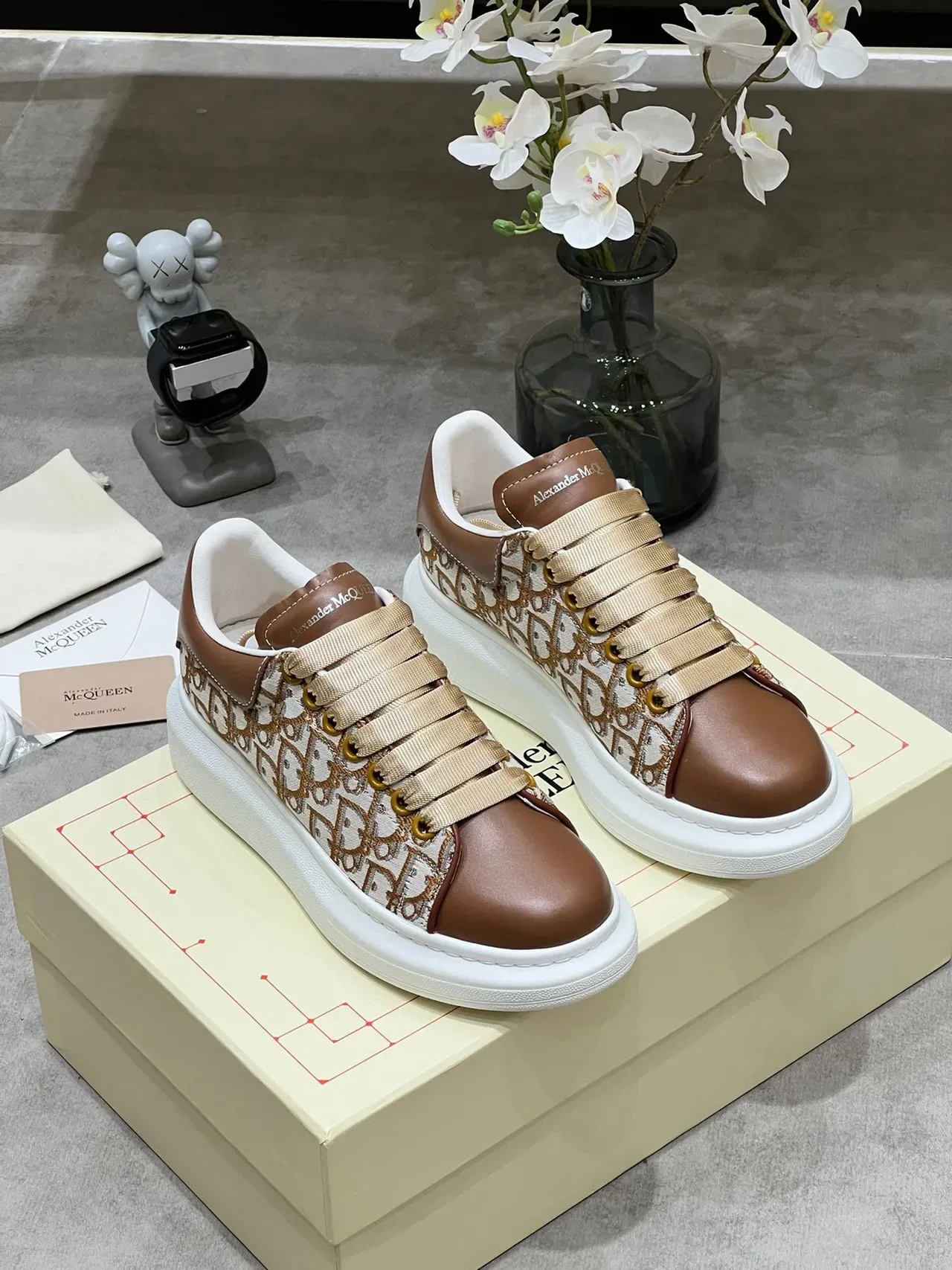 Alexander McQueen Chaussures oversized marron et beige Monogram Lifestyle Sneakers 9