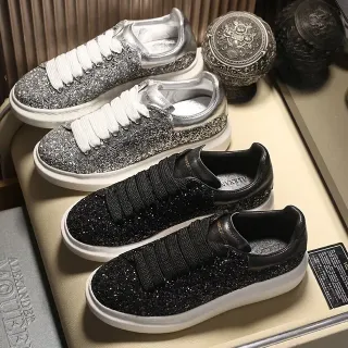 Alexander McQueen ओवरसाइज्ड चमकदार चाँदी और काला जीवनशैली स्नीकर