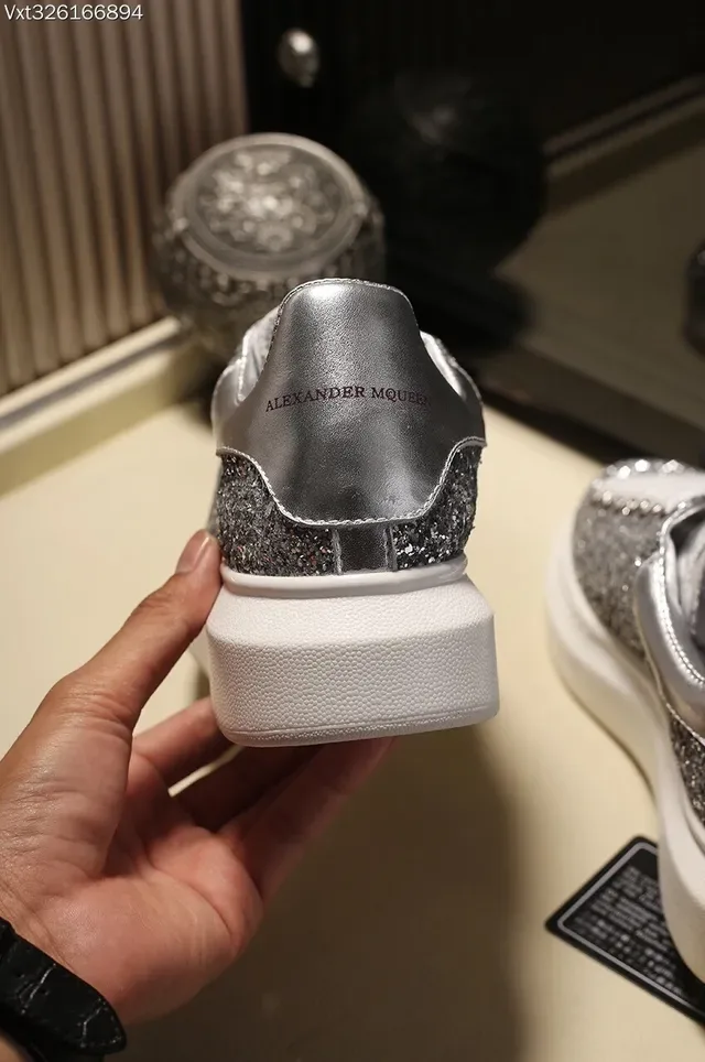 Alexander McQueen ओवरसाइज्ड चमकदार चाँदी और काला जीवनशैली स्नीकर 2