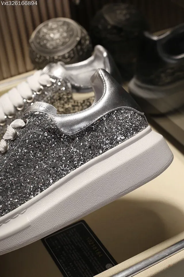 Alexander McQueen ओवरसाइज्ड चमकदार चाँदी और काला जीवनशैली स्नीकर 3