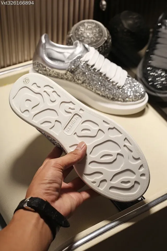 Alexander McQueen ओवरसाइज्ड चमकदार चाँदी और काला जीवनशैली स्नीकर 5