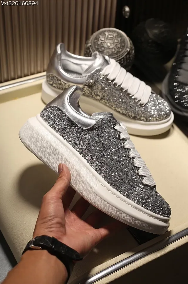 Alexander McQueen ओवरसाइज्ड चमकदार चाँदी और काला जीवनशैली स्नीकर 6