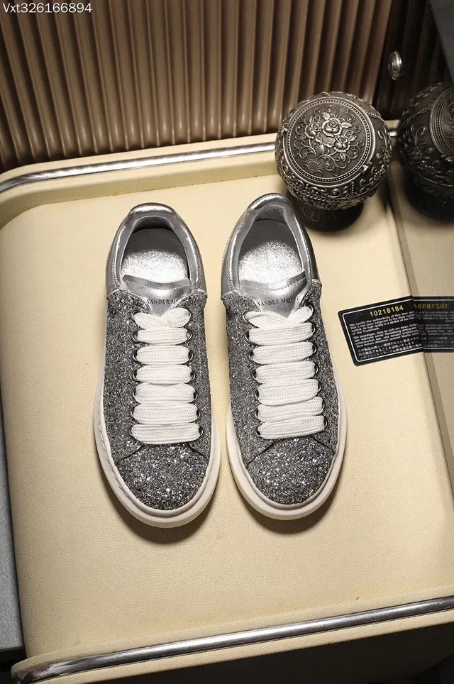 Alexander McQueen ओवरसाइज्ड चमकदार चाँदी और काला जीवनशैली स्नीकर 7