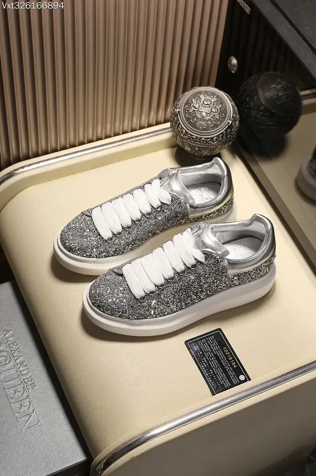 Alexander McQueen ओवरसाइज्ड चमकदार चाँदी और काला जीवनशैली स्नीकर 9