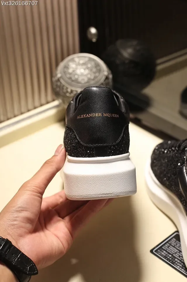 Alexander McQueen ओवरसाइज्ड चमकदार चाँदी और काला जीवनशैली स्नीकर 10