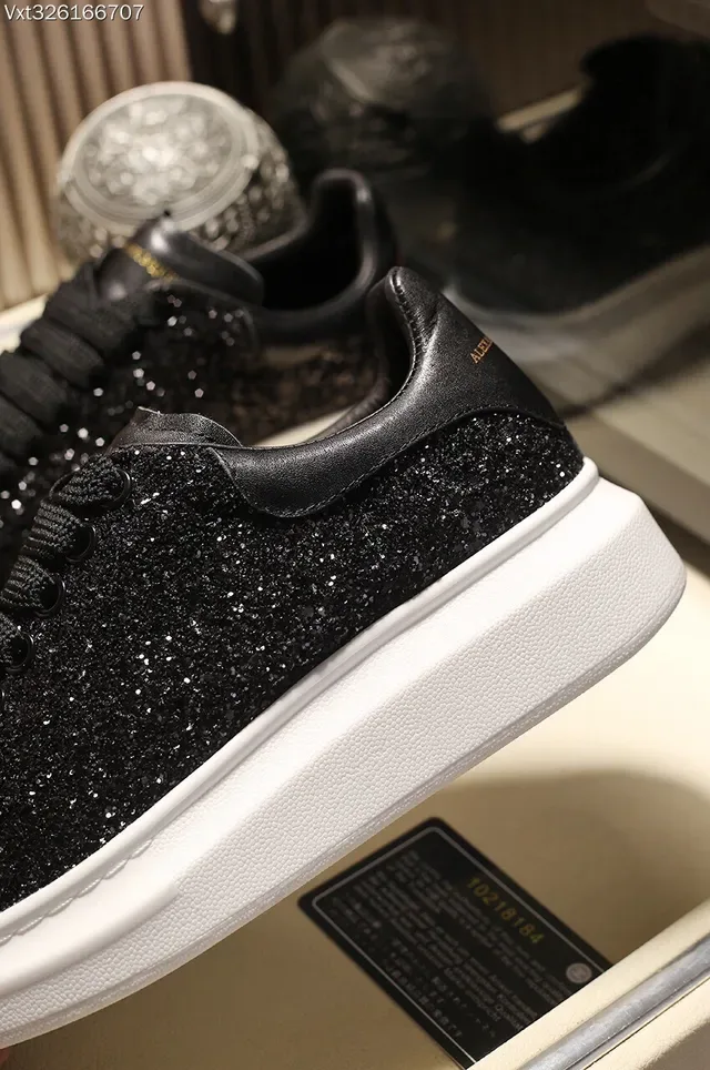 Alexander McQueen ओवरसाइज्ड चमकदार चाँदी और काला जीवनशैली स्नीकर 11