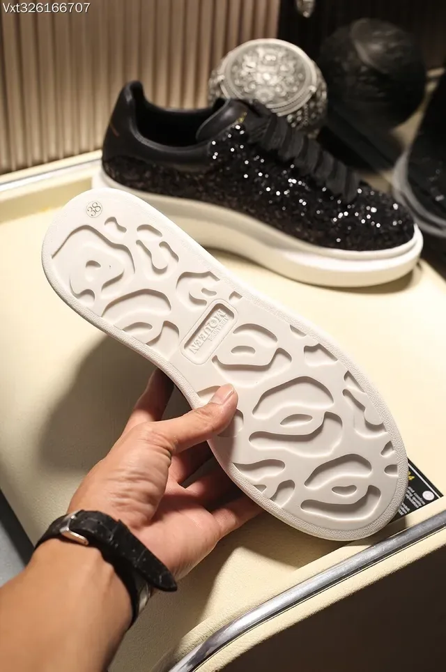 Alexander McQueen ओवरसाइज्ड चमकदार चाँदी और काला जीवनशैली स्नीकर 13