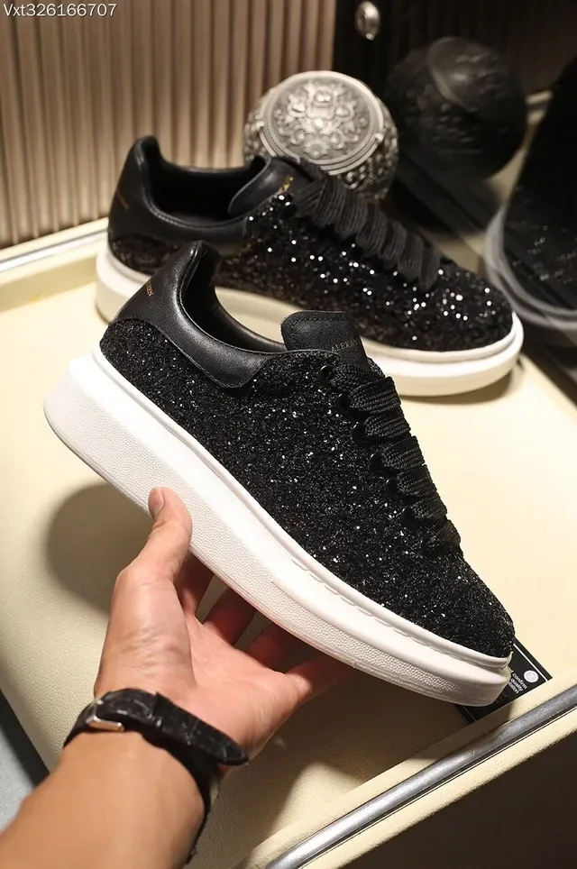 Alexander McQueen ओवरसाइज्ड चमकदार चाँदी और काला जीवनशैली स्नीकर 14