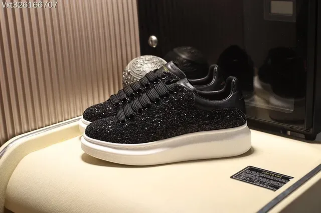 Alexander McQueen ओवरसाइज्ड चमकदार चाँदी और काला जीवनशैली स्नीकर 17