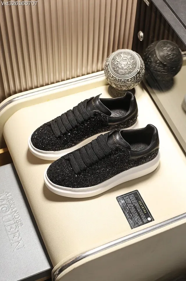 Alexander McQueen ओवरसाइज्ड चमकदार चाँदी और काला जीवनशैली स्नीकर 18