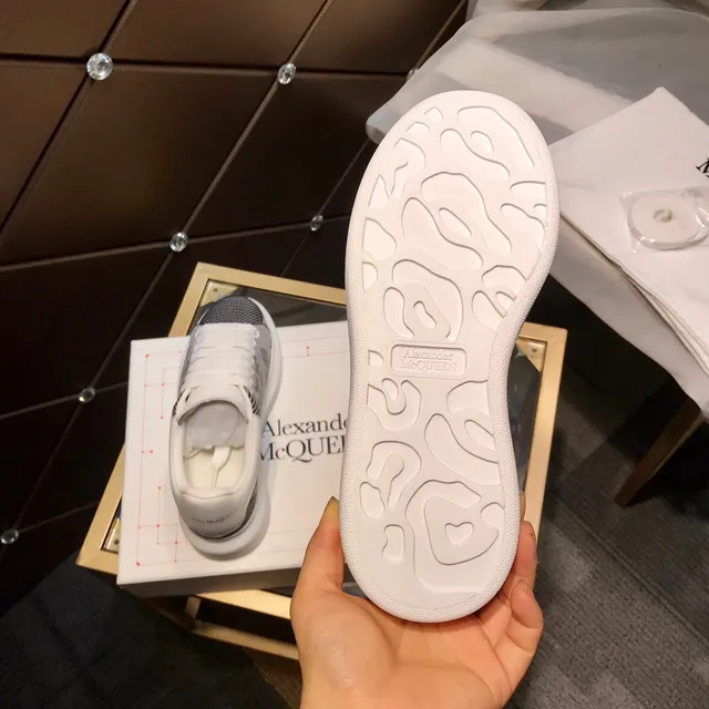 Alexander McQueen Sneaker oversized gris noir blanc style de vie sneakers 4