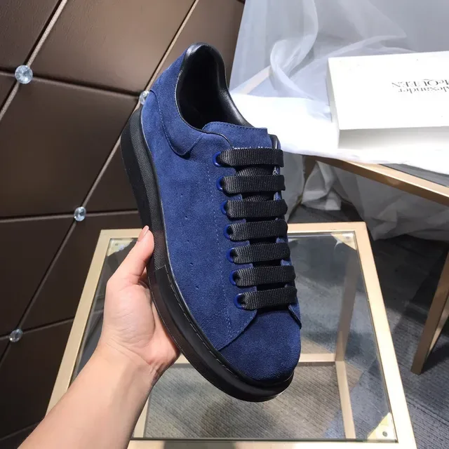 Alexander McQueen Tênis Oversized Camurça Azul Marinho Lifestyle 2