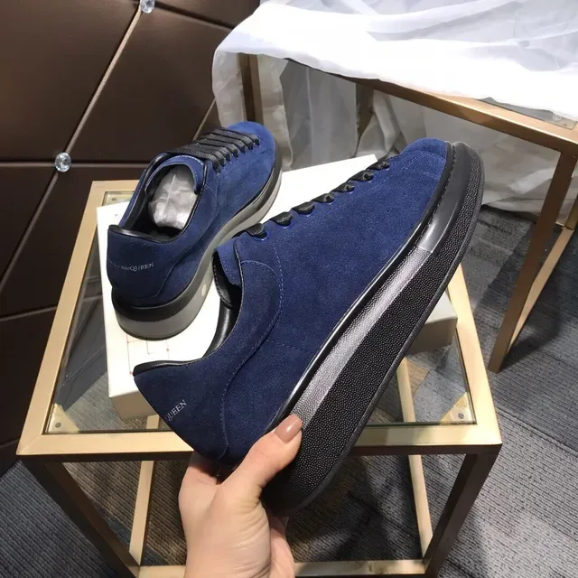 Alexander McQueen Tênis Oversized Camurça Azul Marinho Lifestyle 5