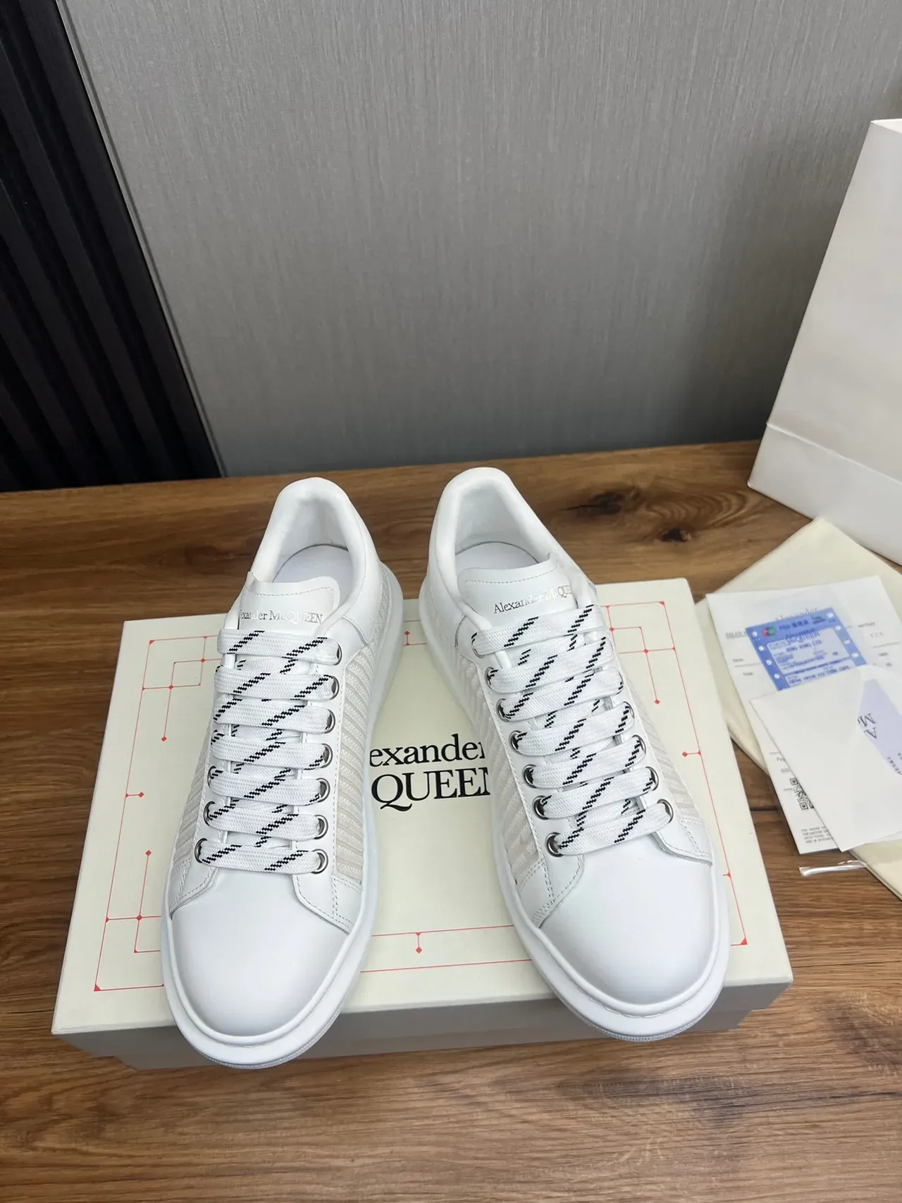 Alexander McQueen Oversized 白色和米白色生活方式运动鞋 2