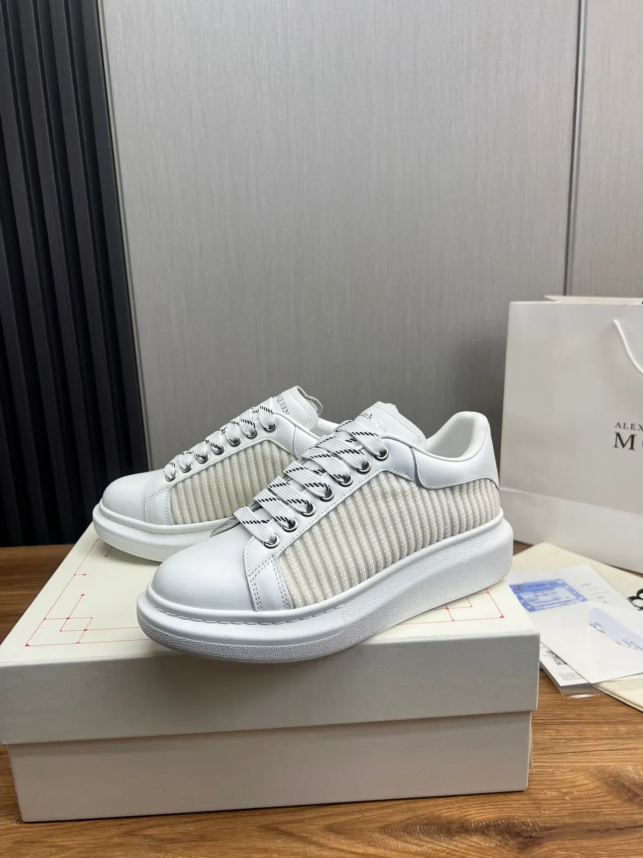 Alexander McQueen Oversized 白色和米白色生活方式运动鞋 3