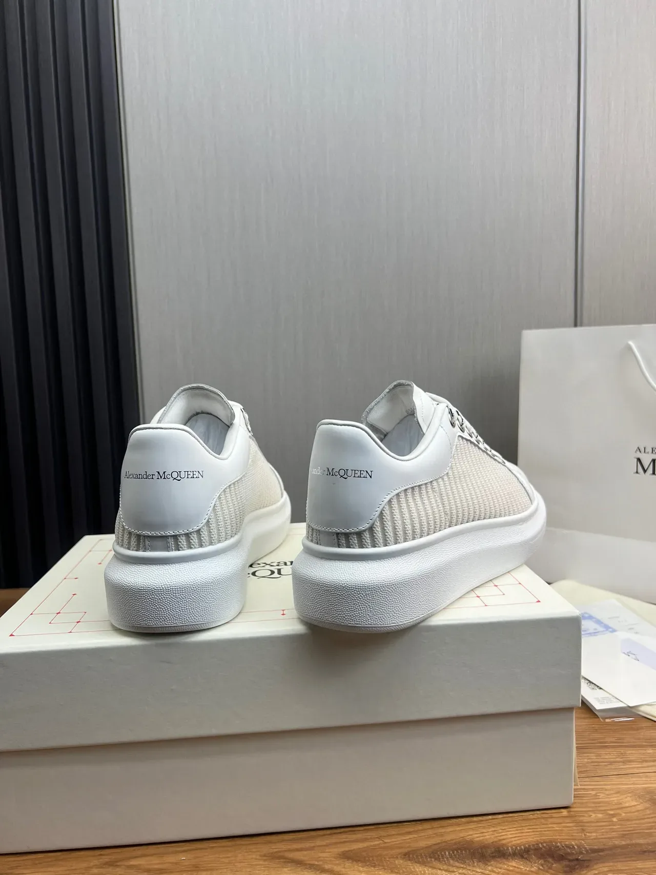 Alexander McQueen Oversized 白色和米白色生活方式运动鞋 4