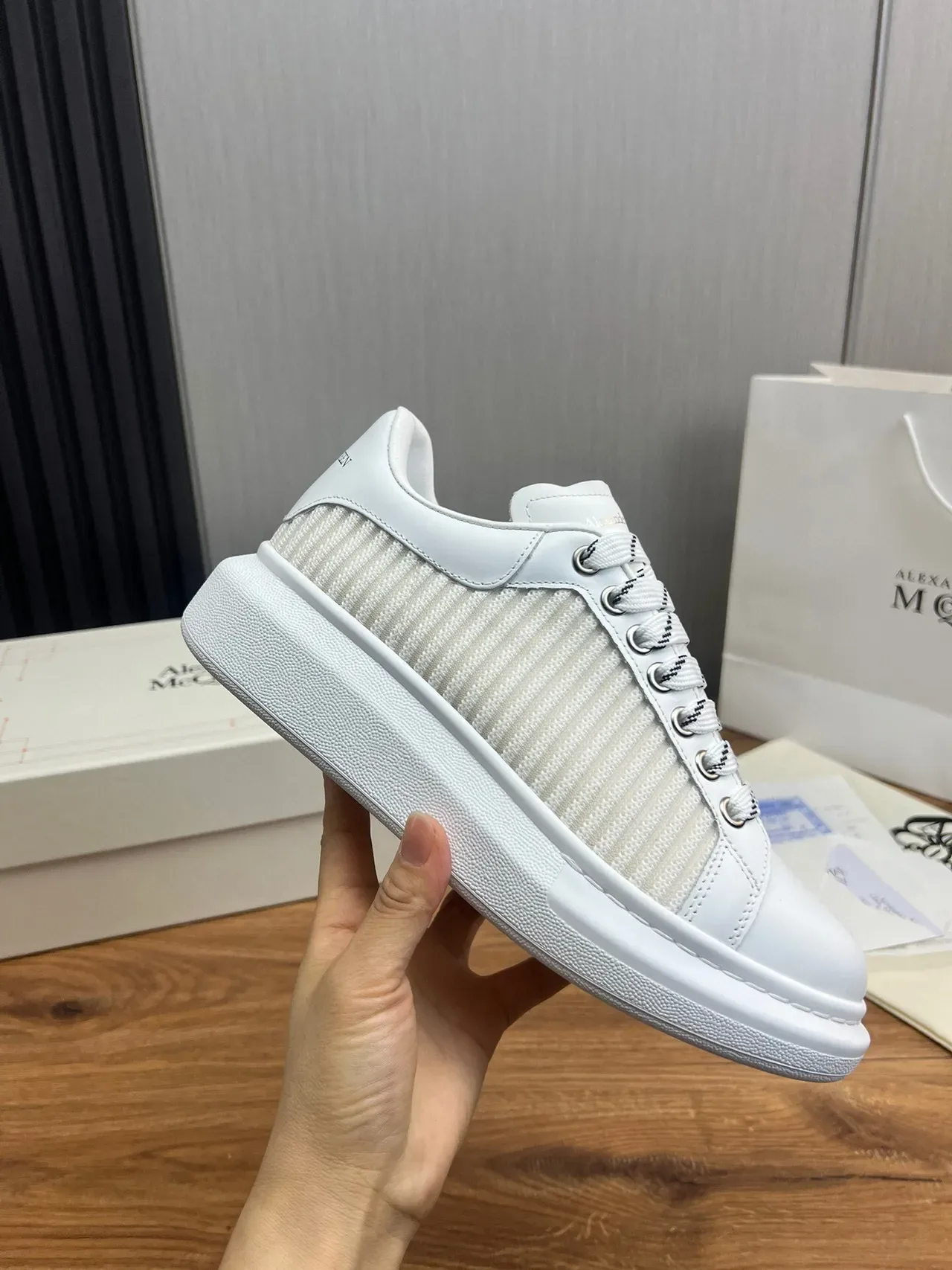 Alexander McQueen Oversized 白色和米白色生活方式运动鞋 6