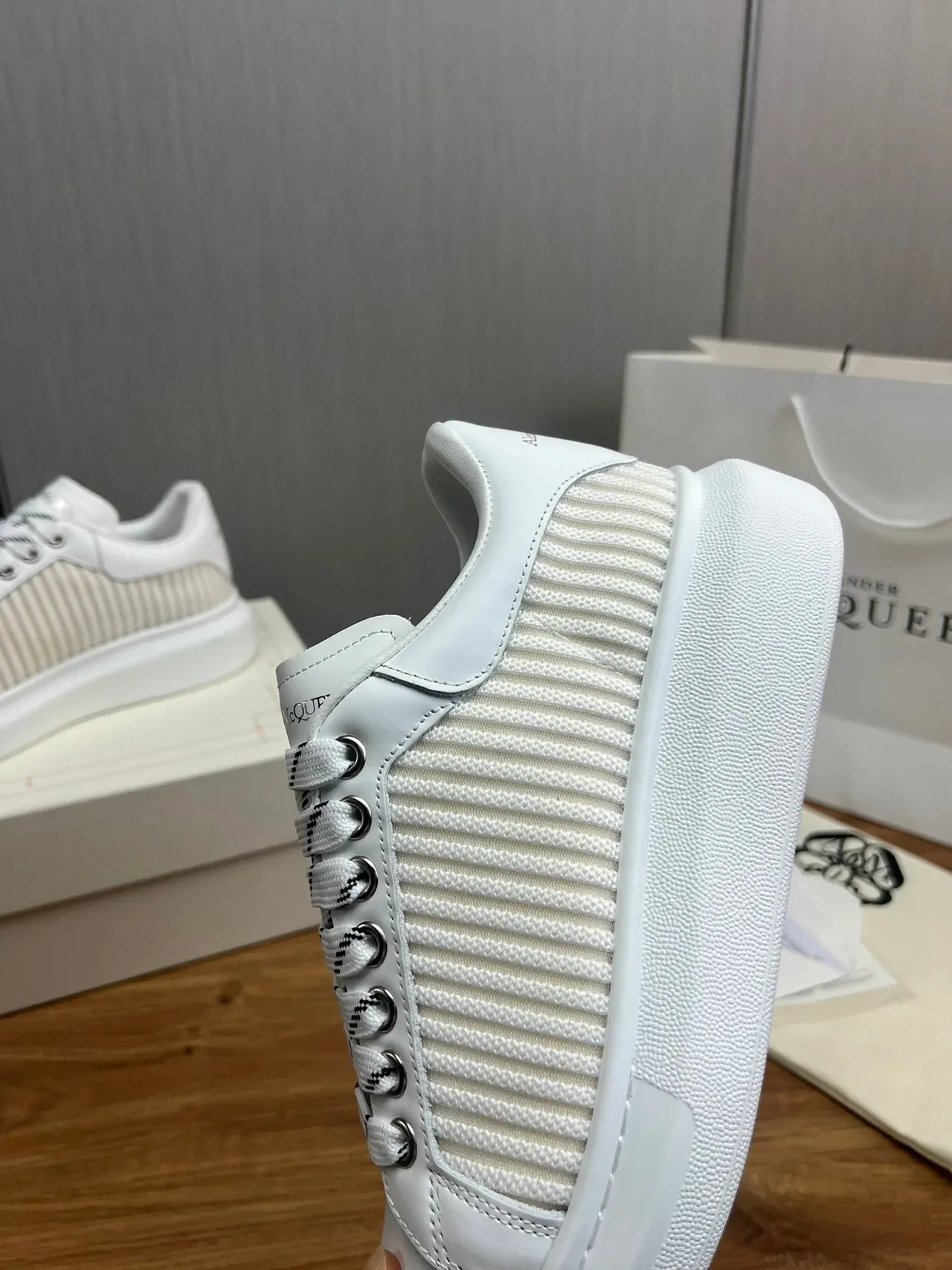 Alexander McQueen Oversized 白色和米白色生活方式运动鞋 7