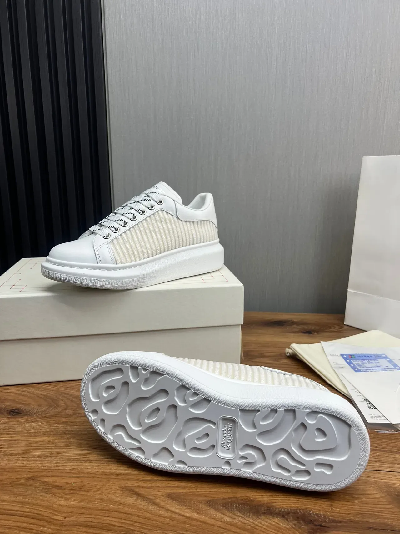 Alexander McQueen Oversized 白色和米白色生活方式运动鞋 8