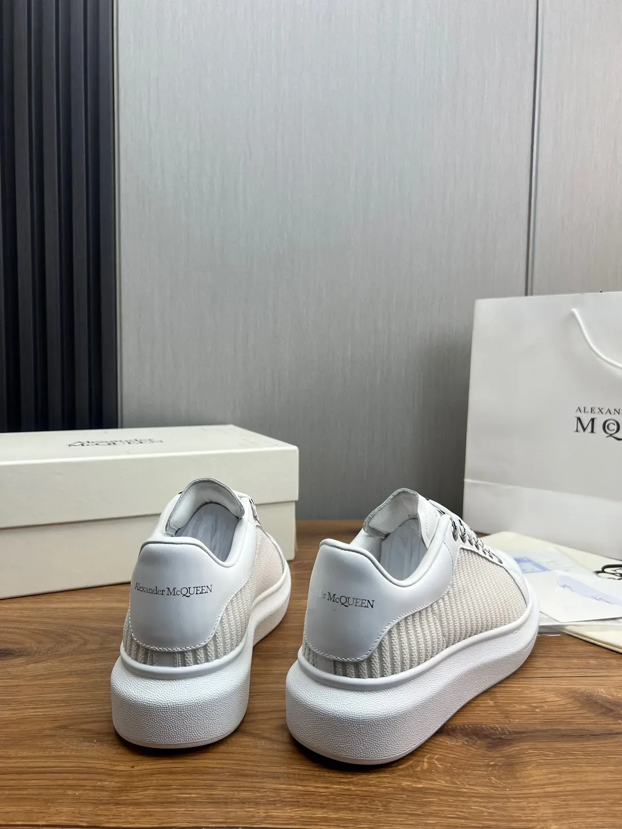 Alexander McQueen Oversized 白色和米白色生活方式运动鞋 9