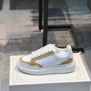 Alexander McQueen Oversized स्नीकर सफेद और टैन लाइफस्टाइल स्नीकर