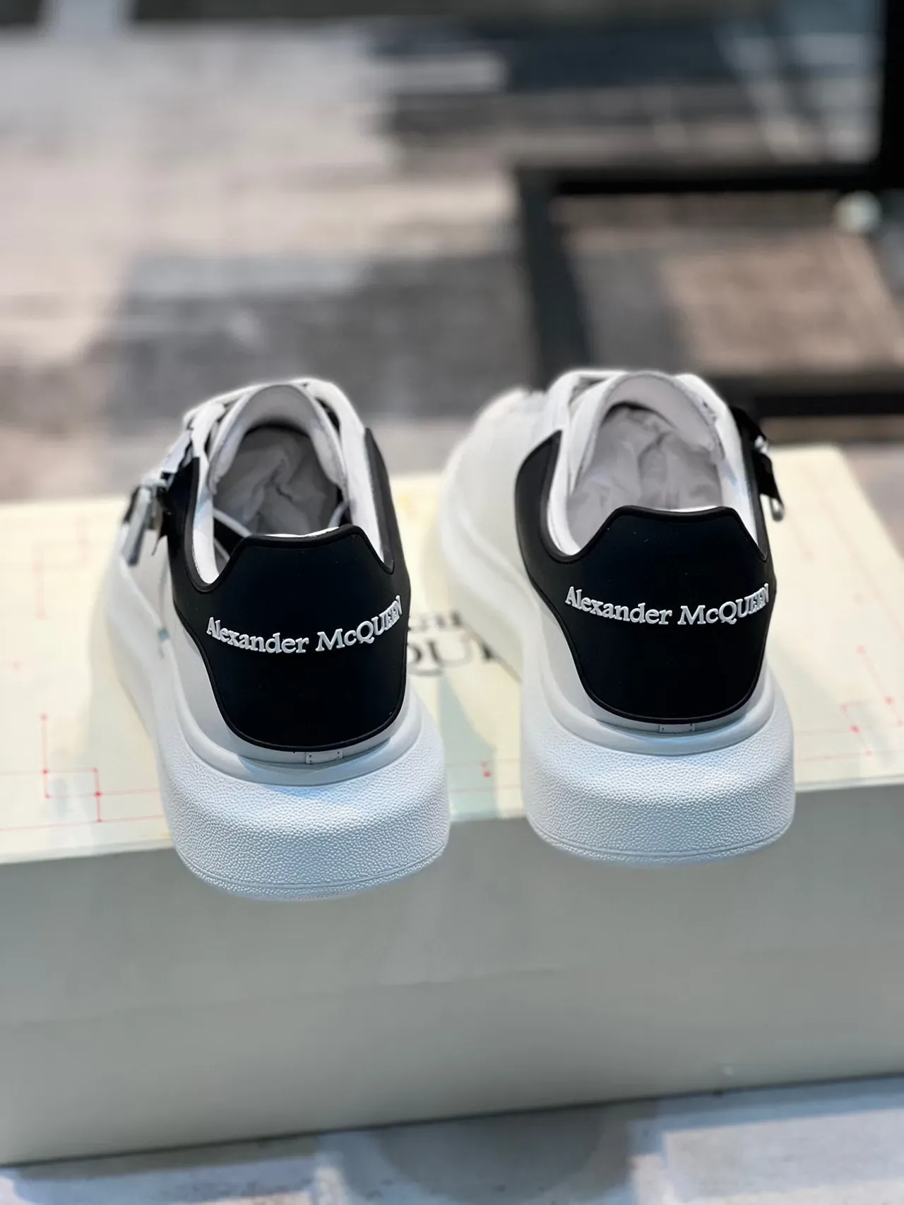 Alexander McQueen 白色黑色 Logo 条纹 超大号生活方式运动鞋 2