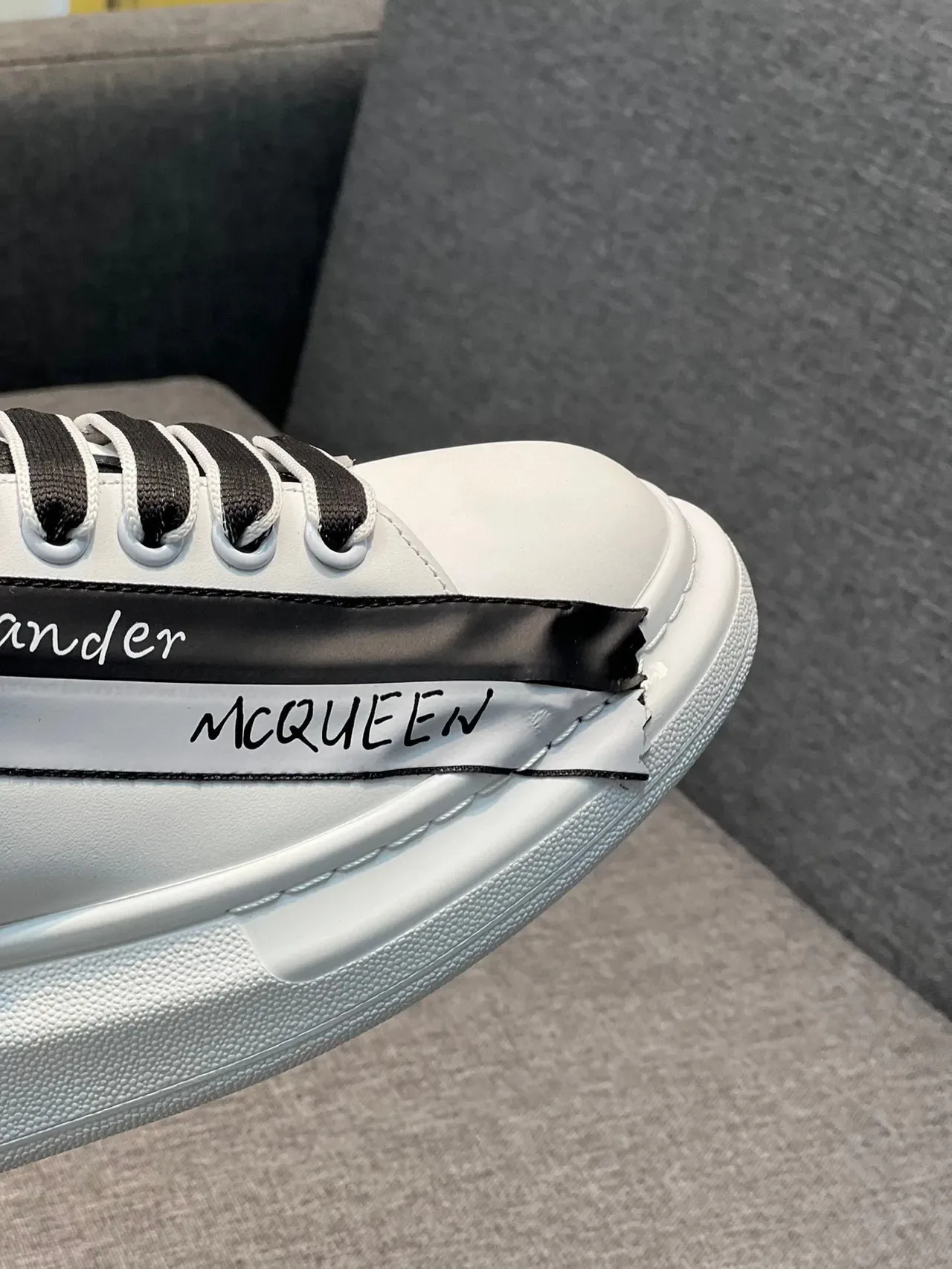 Alexander McQueen 白色黑色 Logo 条纹 超大号生活方式运动鞋 3