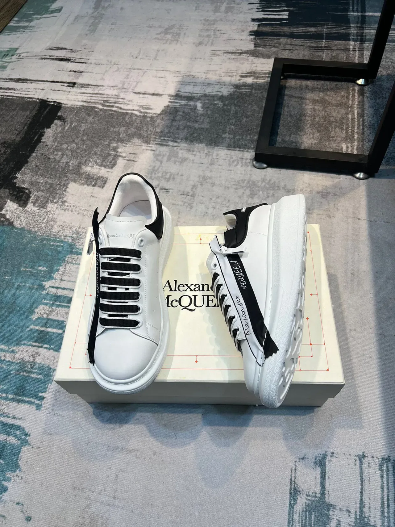 Alexander McQueen 白色黑色 Logo 条纹 超大号生活方式运动鞋 4