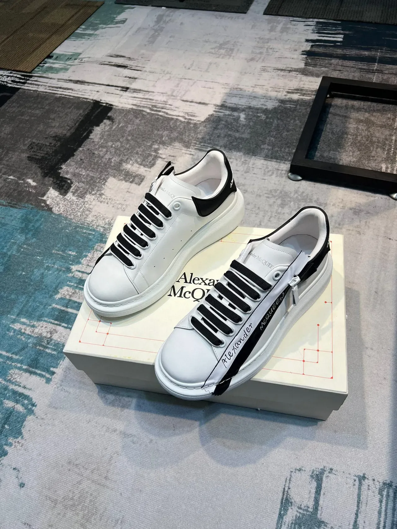 Alexander McQueen 白色黑色 Logo 条纹 超大号生活方式运动鞋 5