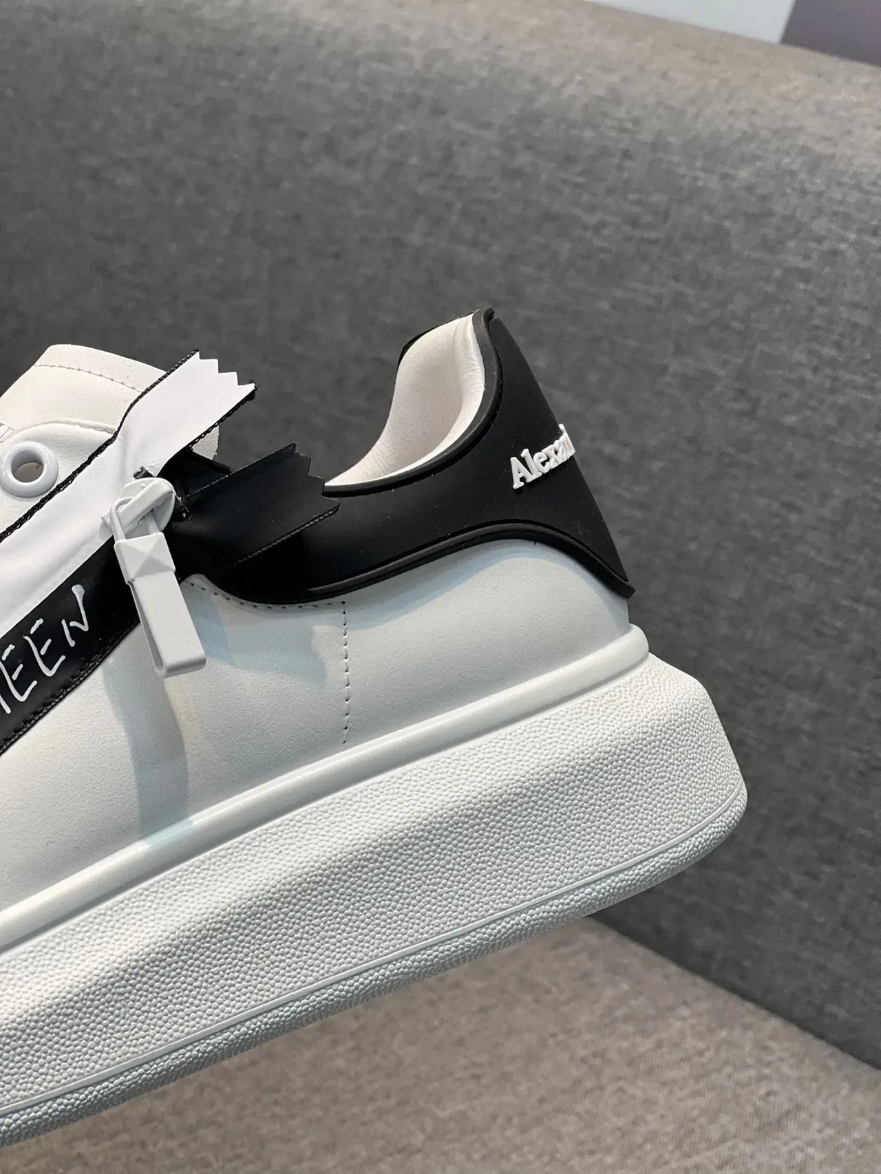 Alexander McQueen 白色黑色 Logo 条纹 超大号生活方式运动鞋 7