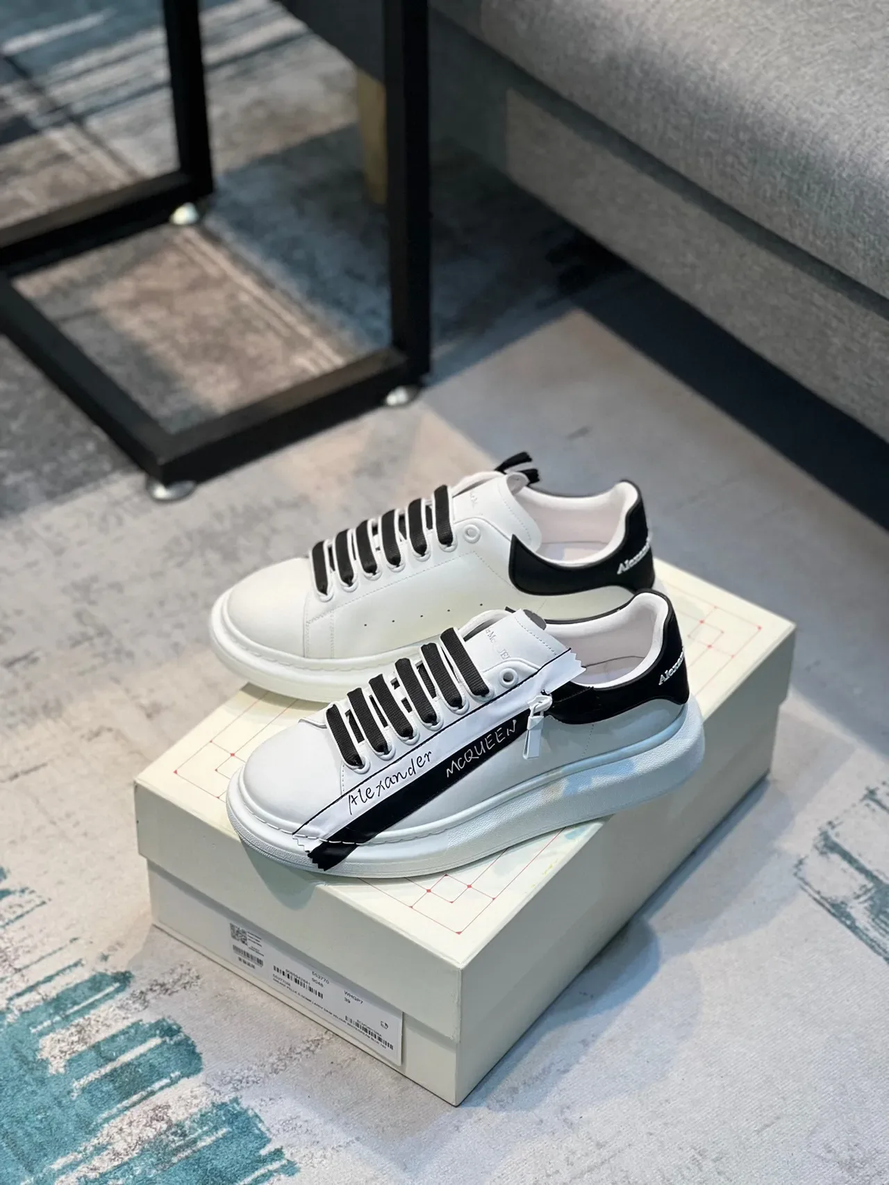 Alexander McQueen 白色黑色 Logo 条纹 超大号生活方式运动鞋 8