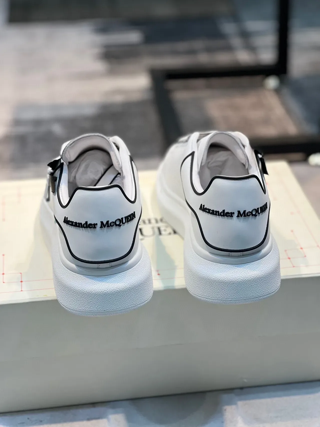 Alexander McQueen Oversized 白色黑色胶带细节生活方式运动鞋 2