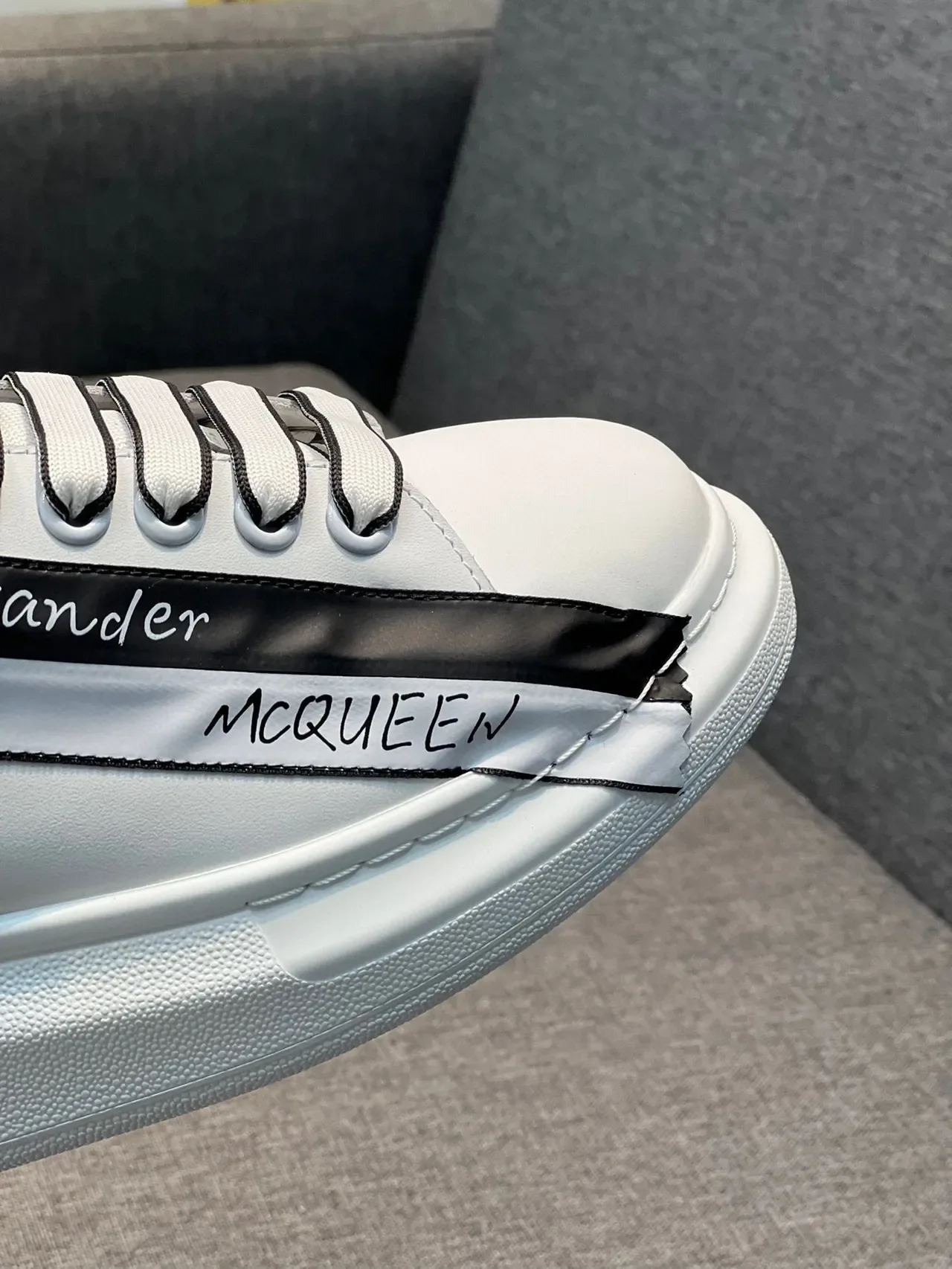 Alexander McQueen Oversized 白色黑色胶带细节生活方式运动鞋 3
