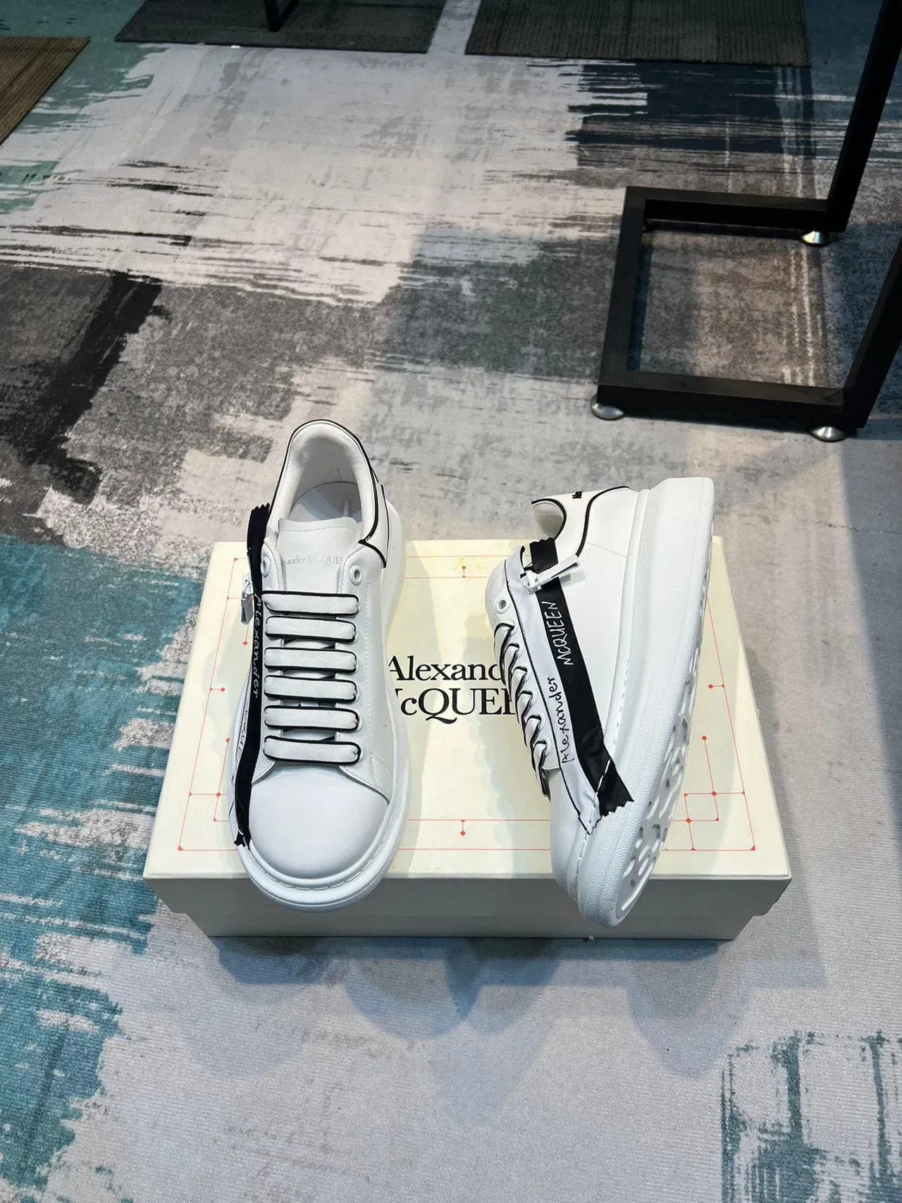 Alexander McQueen Oversized 白色黑色胶带细节生活方式运动鞋 4