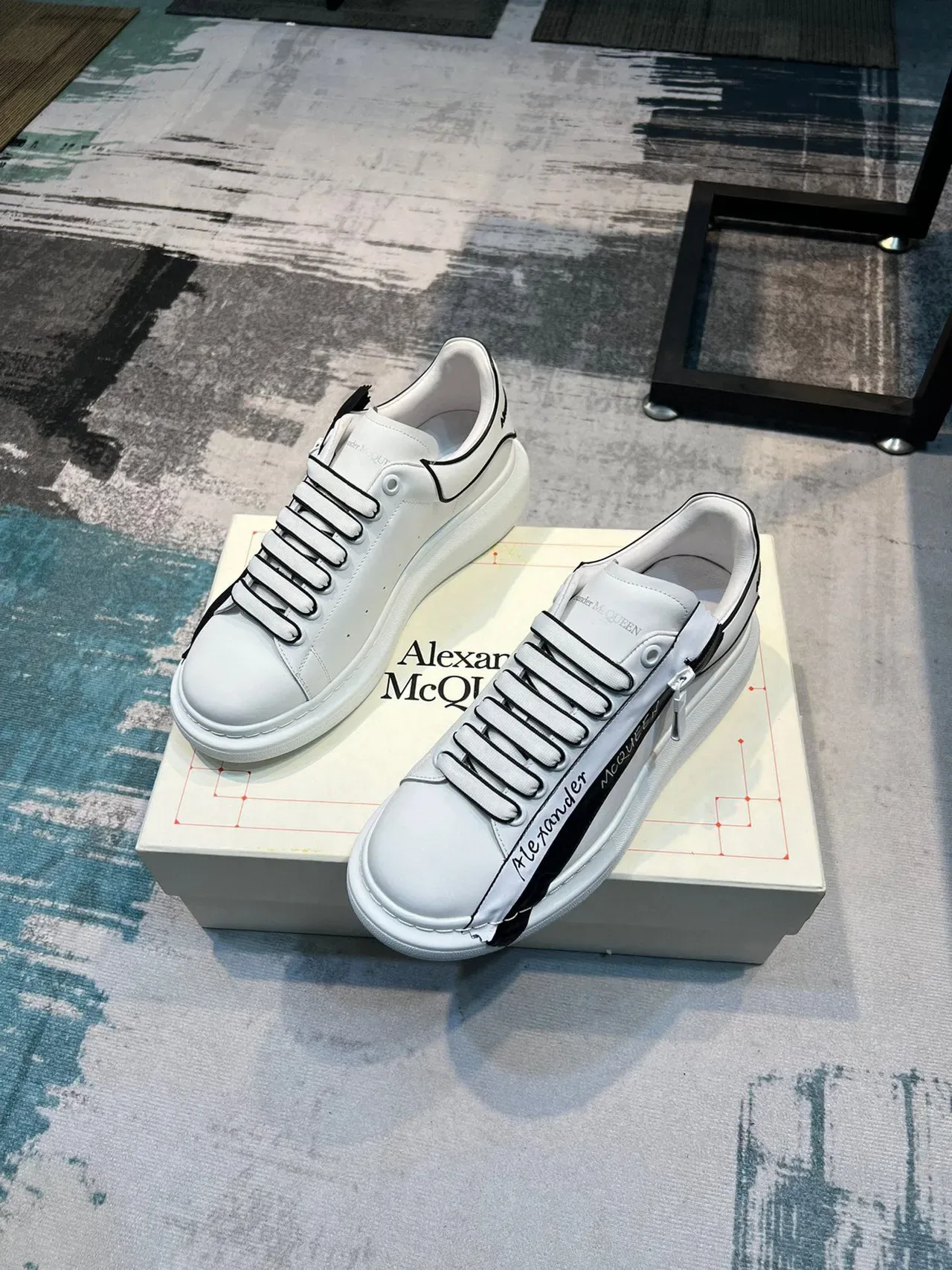 Alexander McQueen Oversized 白色黑色胶带细节生活方式运动鞋 5